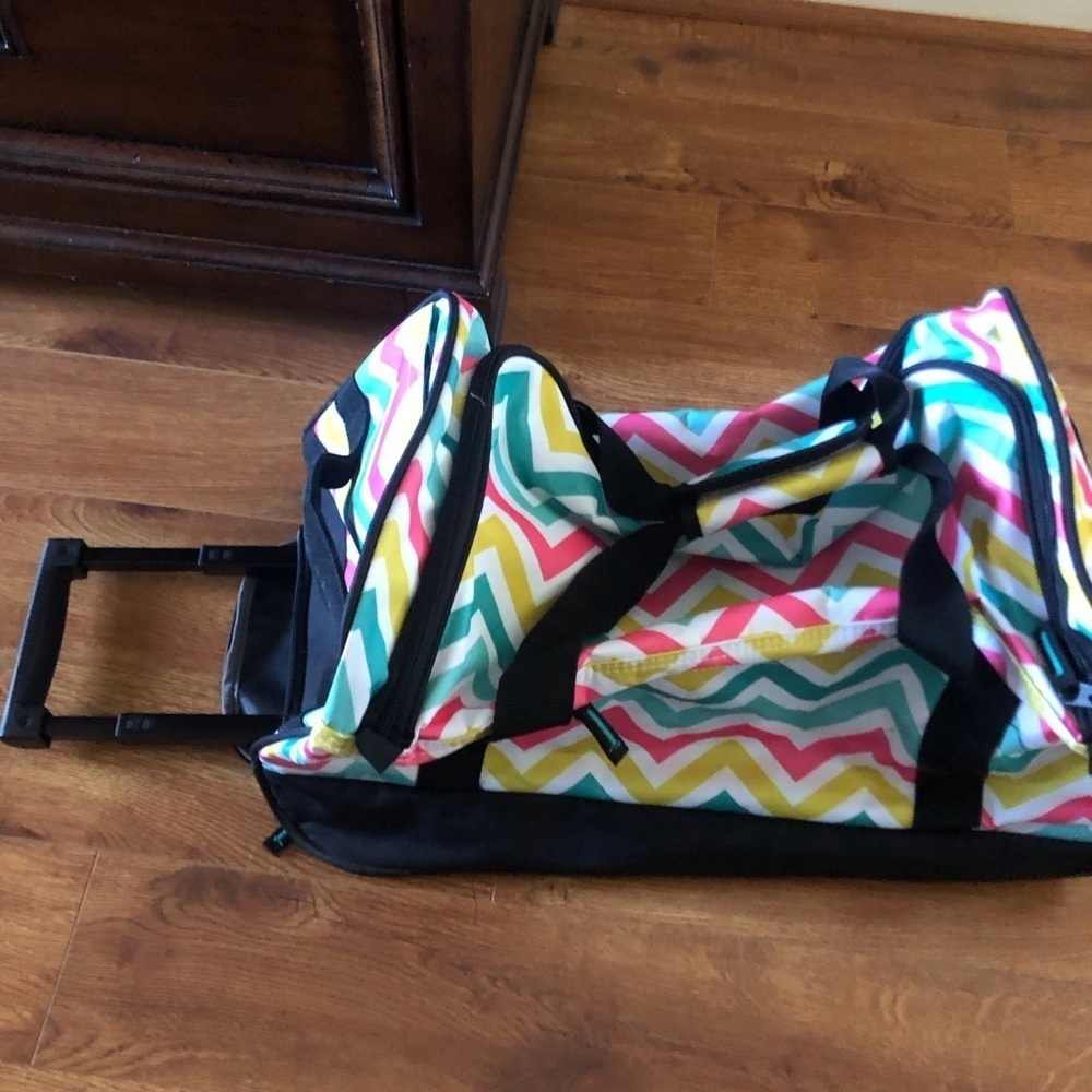 Chevron print wheeled duffle bag - Picture 7 of 7